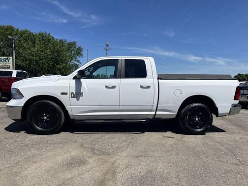 Bright White Clearcoat 2019 RAM 1500 SLT