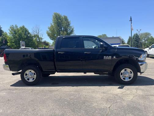 Brilliant Black Crystal Pearlcoat 2018 RAM 2500 Tradesman Crew Cab 4x4 6'4' Box