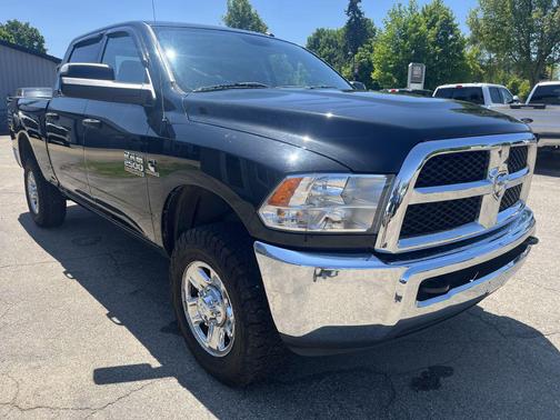 Brilliant Black Crystal Pearlcoat 2018 RAM 2500 Tradesman Crew Cab 4x4 6'4' Box