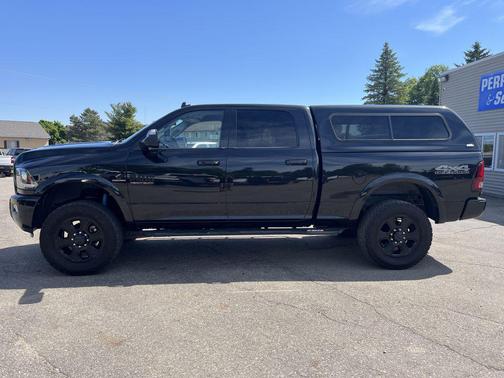 Brilliant Black Crystal Pearlcoat 2018 RAM 2500 Laramie Crew Cab 4x4 6'4' Box
