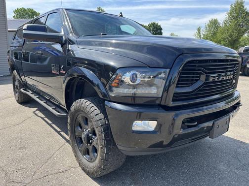 Brilliant Black Crystal Pearlcoat 2018 RAM 2500 Laramie Crew Cab 4x4 6'4' Box