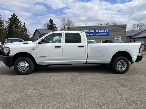 2022 RAM 3500 Tradesman Crew Cab 4x4 8' Box