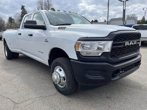 2022 RAM 3500 Tradesman Crew Cab 4x4 8' Box