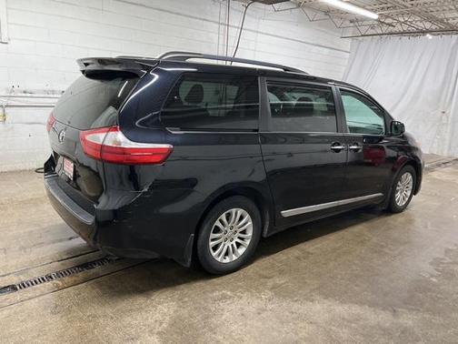 2017 Toyota Sienna XLE