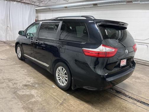 2017 Toyota Sienna XLE