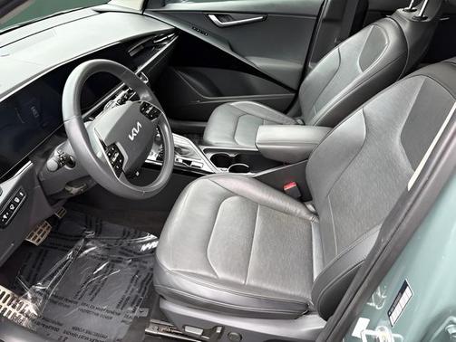 Cityscape Green 2023 Kia Niro Touring