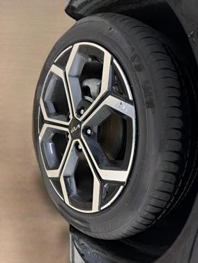 Cityscape Green 2023 Kia Niro Touring