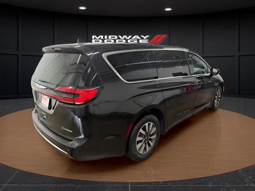 Diamond Black Crystal Pearlcoat 2024 Chrysler Pacifica Hybrid Select