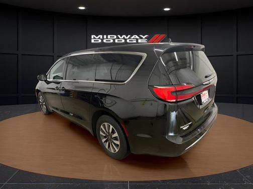 Diamond Black Crystal Pearlcoat 2024 Chrysler Pacifica Hybrid Select
