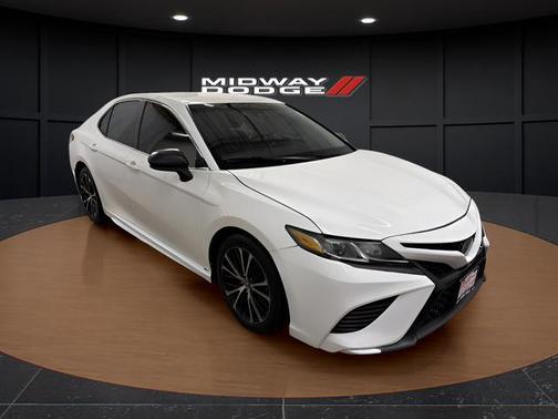 Super White 2018 Toyota Camry SE