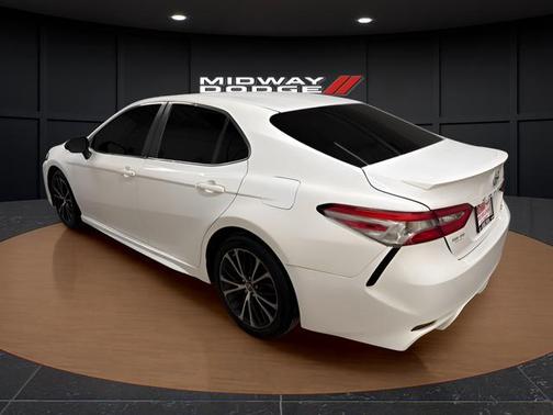 Super White 2018 Toyota Camry SE