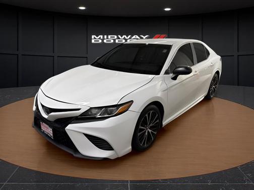 Super White 2018 Toyota Camry SE