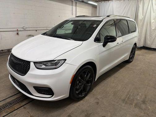 Bright White Clearcoat 2025 Chrysler Pacifica Limited