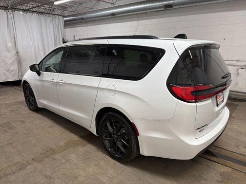 Bright White Clearcoat 2025 Chrysler Pacifica Limited