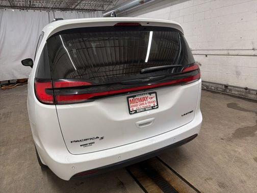 Bright White Clearcoat 2025 Chrysler Pacifica Limited