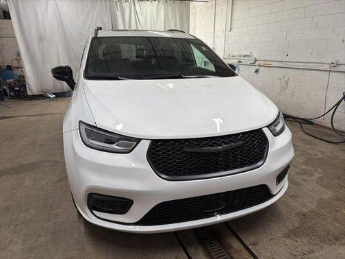 Bright White Clearcoat 2025 Chrysler Pacifica Limited