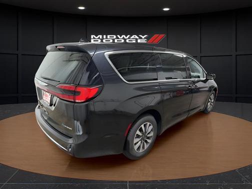 Brilliant Black Crystal Pearlcoat 2024 Chrysler Pacifica Hybrid Select