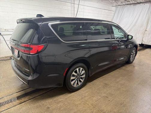 Diamond Black Crystal Pearlcoat 2024 Chrysler Pacifica Hybrid Select