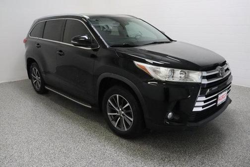 Midnight Black Metallic 2019 Toyota Highlander XLE