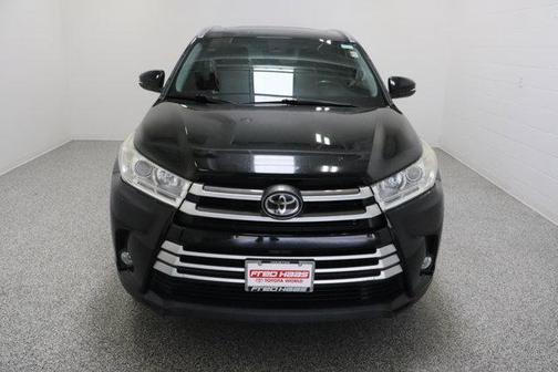 Midnight Black Metallic 2019 Toyota Highlander XLE