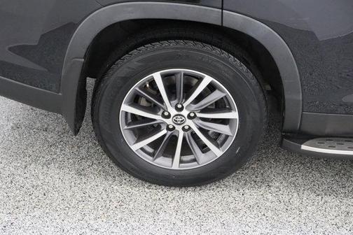 Midnight Black Metallic 2019 Toyota Highlander XLE
