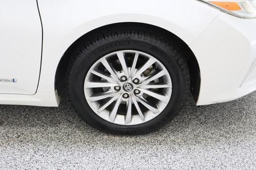 Blizzard Pearl 2018 Toyota Avalon Hybrid Limited