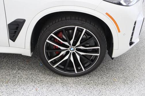 Mineral White Metallic 2025 BMW X5 xDrive40i