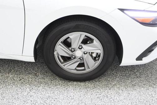 White 2025 Hyundai ELANTRA SE