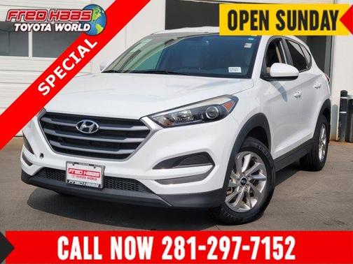 Dazzling White 2017 Hyundai TUCSON SE