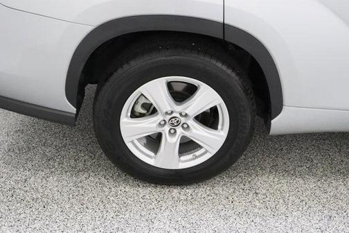 Celestial Silver Metallic 2025 Toyota Highlander LE