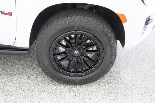 White Frost Tri-Coat 2023 GMC Yukon XL AT4