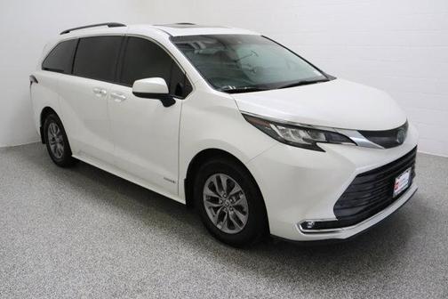 White 2021 Toyota Sienna XLE