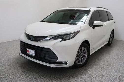 White 2021 Toyota Sienna XLE