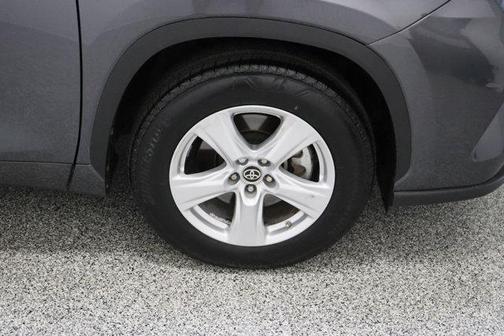 Magnetic Gray Metallic 2025 Toyota Highlander LE