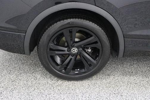 Deep Black Pearl Effect 2024 Volkswagen Tiguan 2.0T SE R-Line Black