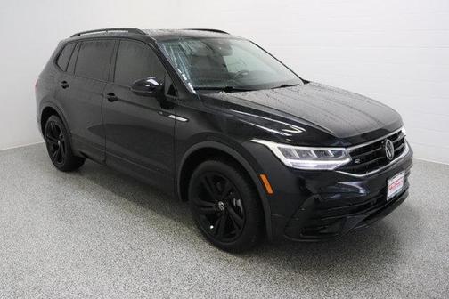 Deep Black Pearl Effect 2024 Volkswagen Tiguan 2.0T SE R-Line Black