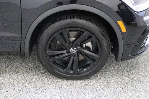 Deep Black Pearl Effect 2024 Volkswagen Tiguan 2.0T SE R-Line Black