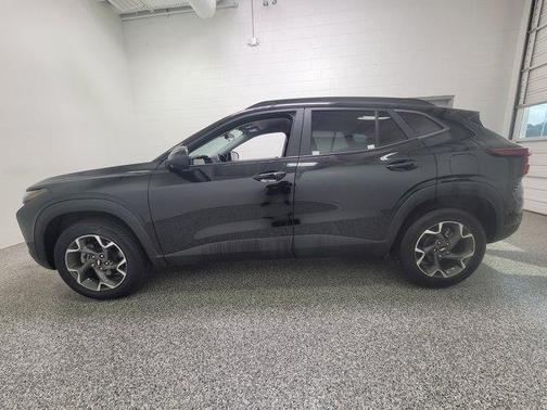 Mosaic Black Metallic 2024 Chevrolet Trax LT