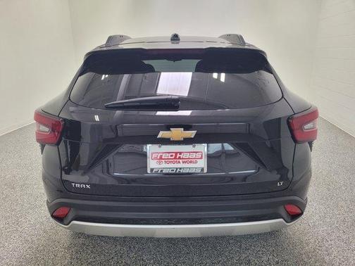 Mosaic Black Metallic 2024 Chevrolet Trax LT