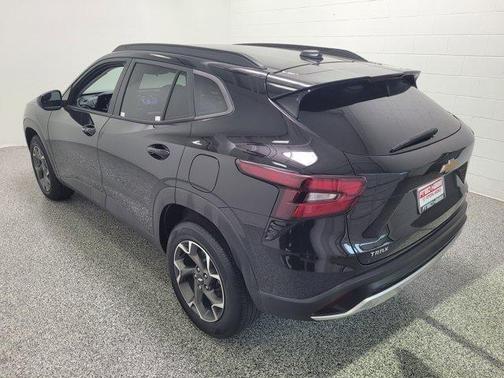 Mosaic Black Metallic 2024 Chevrolet Trax LT