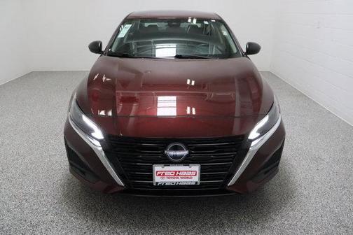 Garnet Pearl 2025 Nissan Altima SV