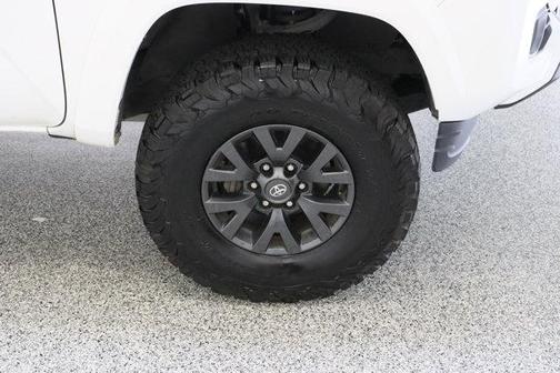 White 2022 Toyota Tacoma SR5