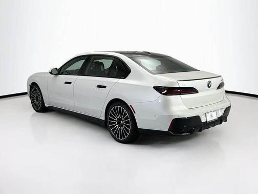 Mineral White Metallic 2026 BMW i7 XDrive60