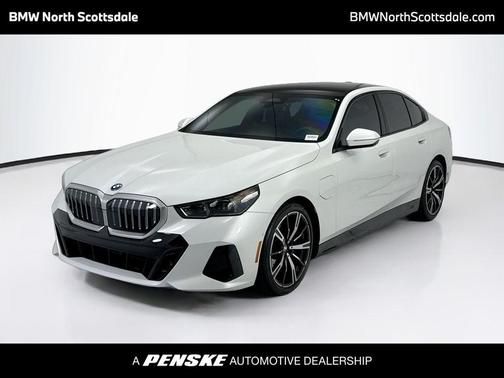 Mineral White Metallic 2026 BMW 550e xDrive
