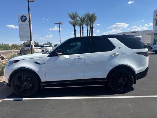 Fuji White 2024 Land Rover Discovery Dynamic SE