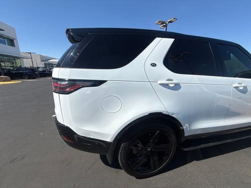Fuji White 2024 Land Rover Discovery Dynamic SE