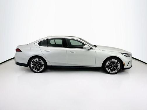 Mineral White Metallic 2026 BMW 530 i
