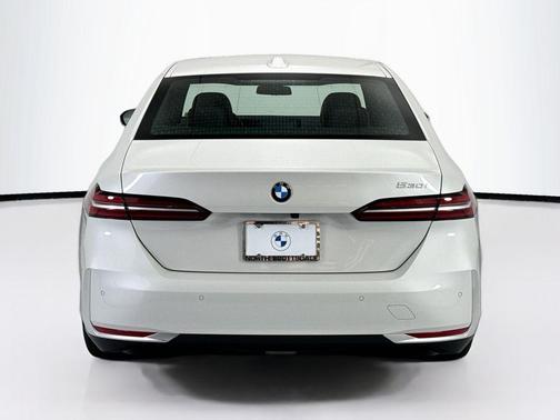 Mineral White Metallic 2026 BMW 530 i
