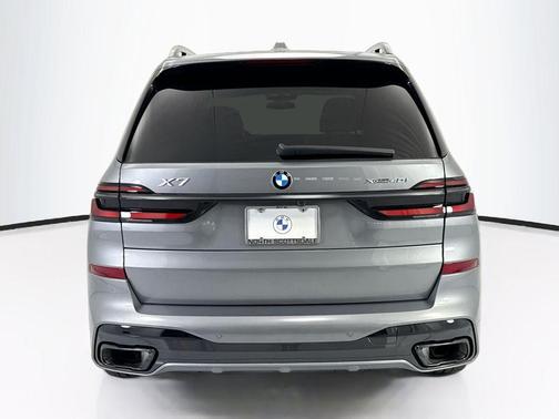 Gray Metallic 2026 BMW X7 xDrive40i