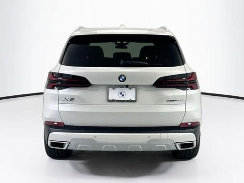 Mineral White Metallic 2026 BMW X5 sDrive40i